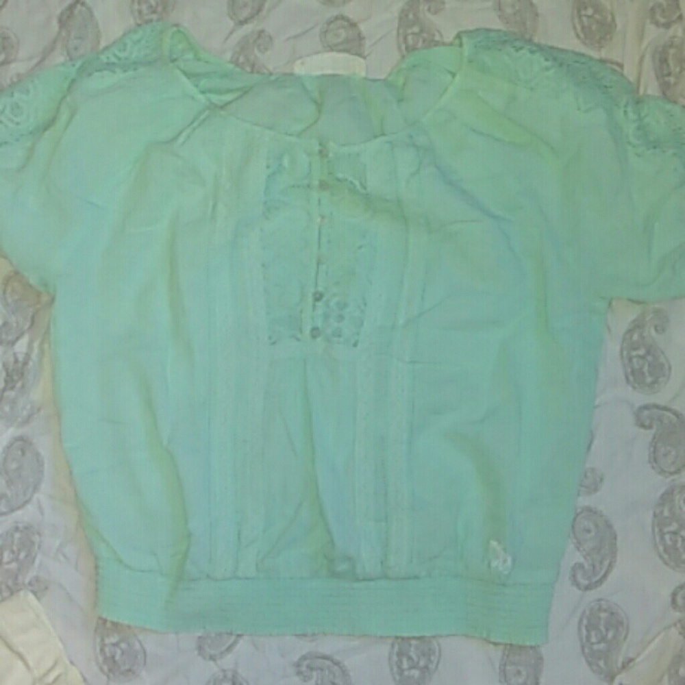 Cropped slightly buttoned up shirt